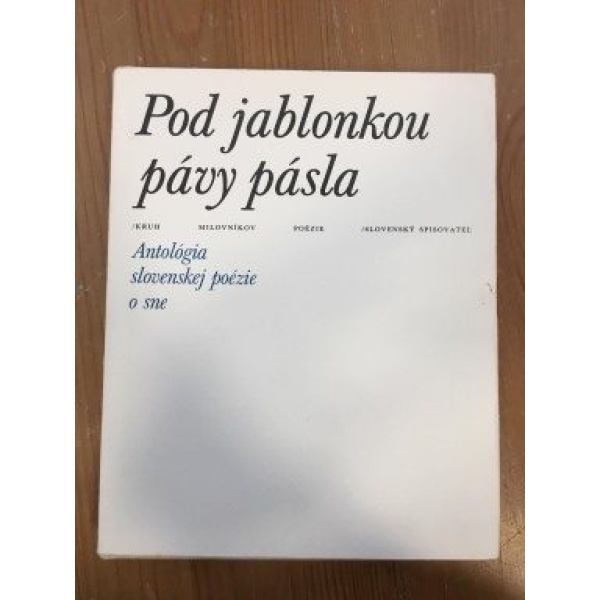 Pod jablonkou pávy pásla