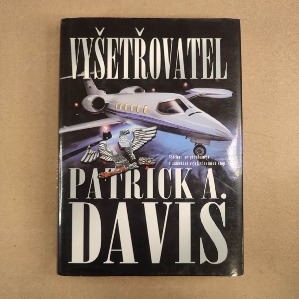 Vyšetrovateľ - Patrick A. Davis